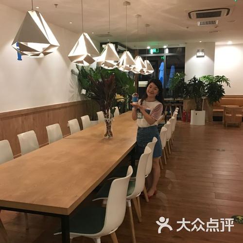 Blueglass酸奶与楠晟网络 品牌视觉传播的协同策略